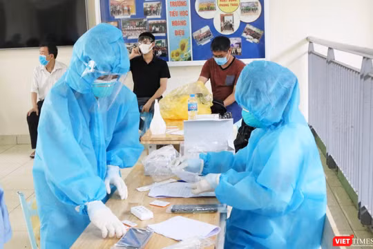 Nhân viên y tế phân loại mẫu xét nghiệm COVID-19 của người dân (Ảnh - Minh Thuý) 