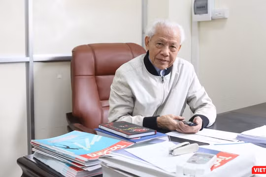 GS. Hồ Ngọc Đại trao đổi với PV VietTimes. Ảnh: Minh Thúy 