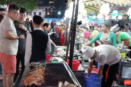 Một khu chợ vào buổi đêm