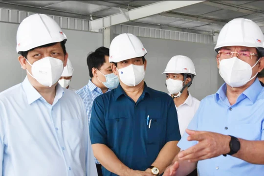 Bộ trưởng Bộ Y tế Nguyễn Thanh Long và Bí thư Thành ủy TP.HCM Nguyễn Văn Nên kiểm tra tiến độ thiết lập các trung tâm hồi sức tích cực COVID-19 (Ảnh - Khôi Nguyễn) 