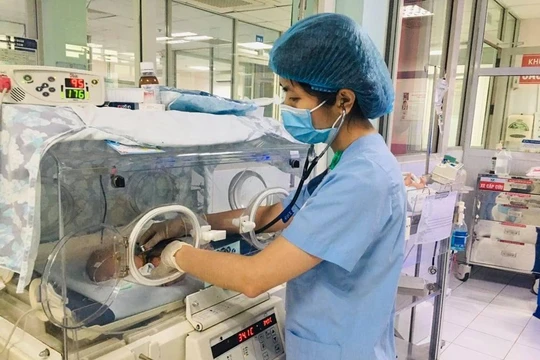 Bác sĩ thăm khám cho bé (Ảnh - BVCC) 