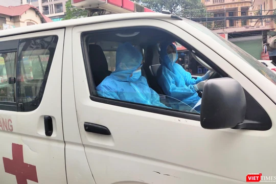 Nhân viên y tế lái xe cấp cứu chở bệnh nhân COVID-19 (Ảnh - Minh Thuý) 