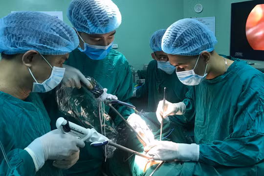 Các bác sĩ sử dụng khâu máy tự động để phẫu thuật lồng ngực cho bệnh nhân (Ảnh - BVCC) 