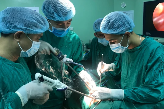 Các bác sĩ sử dụng khâu máy tự động để phẫu thuật lồng ngực cho bệnh nhân (Ảnh - BVCC) 