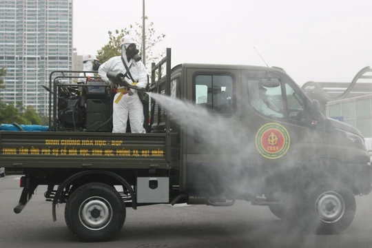 Phun khử khuẩn phòng COVID-19 (Ảnh - Minh Thuý) 