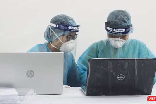 Nhân viên y tế tại trạm xét nghiệm COVID-19 (Ảnh: Minh Thúy) 