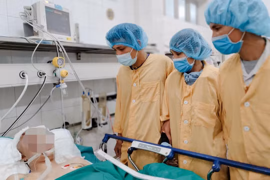 Bố, mẹ và chú ruột của anh T. bên giường bệnh trước khi anh hiến tạng cứu người (Ảnh - BVCC) 