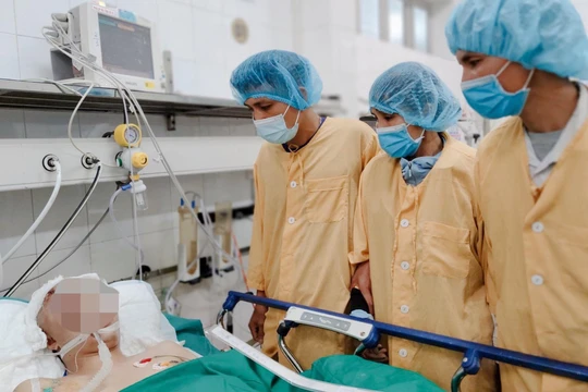 Bố, mẹ và chú ruột của anh T. bên giường bệnh trước khi anh hiến tạng cứu người (Ảnh - BVCC) 