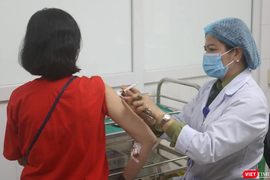 Tiêm thử nghiệm vaccine phòng COVID-19 cho tình nguyện viên (Ảnh - Minh Thuý) 