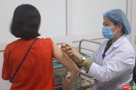Tiêm thử nghiệm vaccine phòng COVID-19 cho tình nguyện viên (Ảnh - Minh Thuý) 