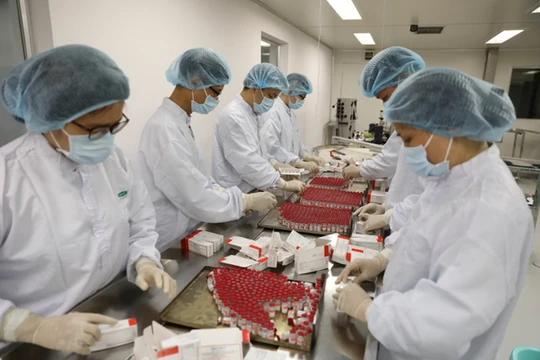 Các cán bộ của Vabiotech gia công vaccine phòng COVID-19 Sputnik V (Ảnh - Vabiotech) 