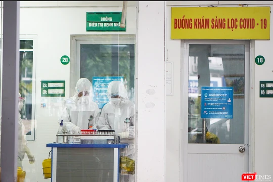 Buồng khám sàng lọc COVID-19 tại BV (Ảnh - Minh Thuý) 