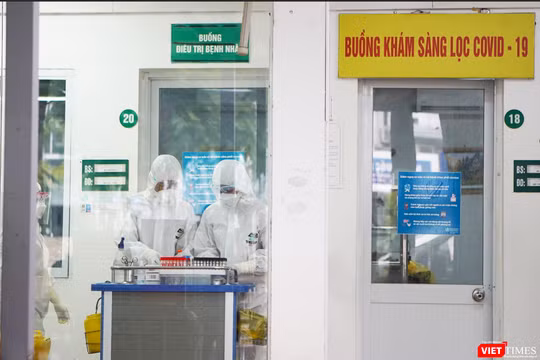 Buồng khám sàng lọc COVID-19 tại BV (Ảnh - Minh Thuý) 