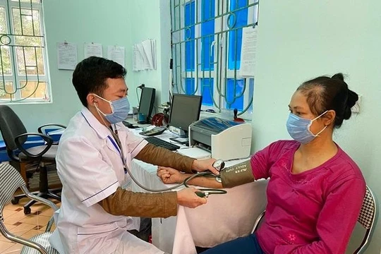 Bác sĩ khám bệnh cho người dân (Ảnh - Duy Tuân, nguồn: SYT HN)