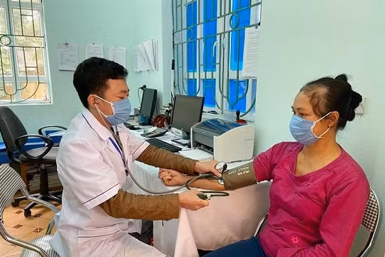 Bác sĩ khám bệnh cho người dân (Ảnh - Duy Tuân, nguồn: SYT HN)