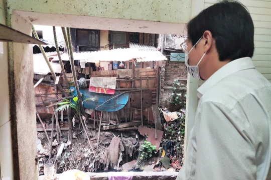 Xưởng sản xuất bánh trung thu Hương Trà nằm ngay cạnh rãnh nước thải (Ảnh: Minh Thúy) 