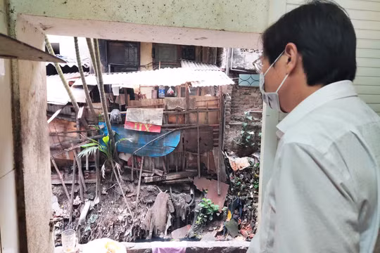 Xưởng sản xuất bánh trung thu Hương Trà nằm ngay cạnh rãnh nước thải (Ảnh: Minh Thúy) 