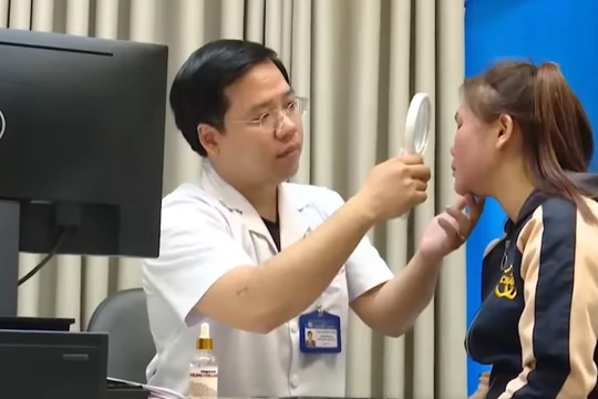 Bác sĩ khám bệnh cho bệnh nhân (Ảnh: BVCC) 