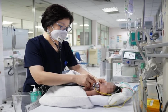 ThS.BS. Chu Lan Hương thăm khám cho bé bị ngộ độc (Ảnh - BVCC)