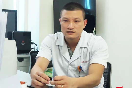 BS. Trần Văn Bắc – Phó trưởng Khoa Cấp cứu, Bệnh viện Bệnh Nhiệt đới Trung ương (Ảnh: Minh Thúy) 