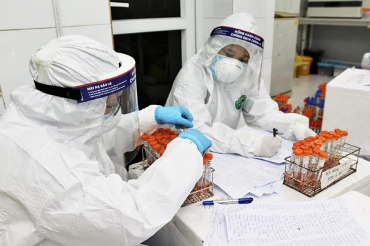 Cán bộ y tế làm việc ở phòng xét nghiệm (Ảnh - BYT) 