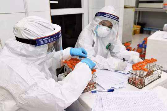 Cán bộ y tế làm việc ở phòng xét nghiệm (Ảnh - BYT) 