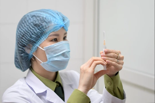 Nhân viên y tế chuẩn bị tiêm vaccine phòng COVID-19 (Ảnh - Hoàng Anh) 