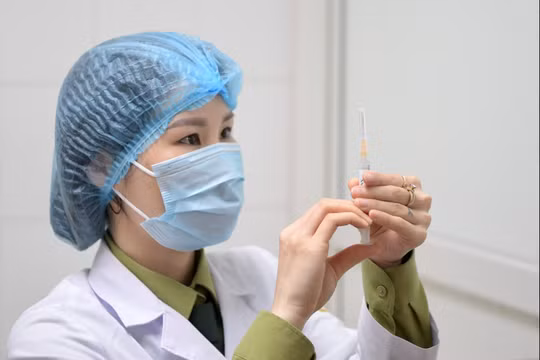 Nhân viên y tế chuẩn bị tiêm thử nghiệm vaccine phòng COVID-19 (Ảnh - Hoàng Anh)