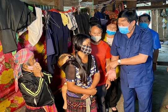 Thứ trưởng Đỗ Xuân Tuyên thăm hỏi gia đình cháu bé 9 tuổi tử vong vì bạch hầu (Ảnh: Vũ Mạnh Cường)