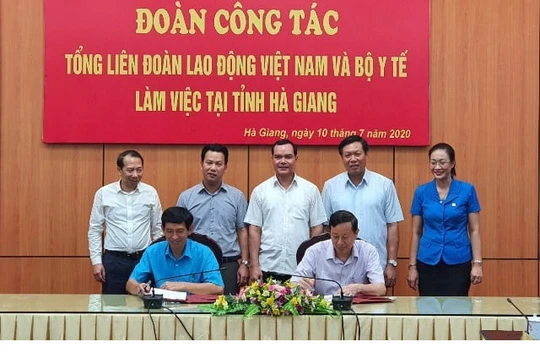 Đoàn công tác của Tổng Liên đoàn Lao động Việt Nam và Bộ Y tế làm việc tại Hà Giang (Ảnh: Thảo Nguyên) 