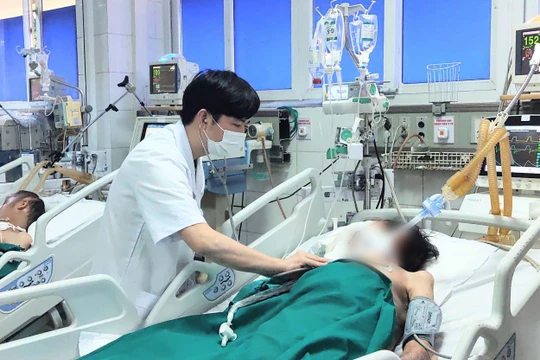 ThS. BS. Đồng Phú Khiêm chăm sóc cho bệnh nhân đang điều trị ở bệnh viện (Ảnh - Minh Thuý) 