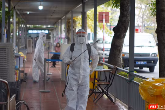 Nhân viên y tế phun khử khuẩn phòng COVID-19 (Ảnh - Minh Thuý) 