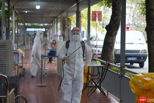 Nhân viên y tế phun khử khuẩn phòng COVID-19 (Ảnh - Minh Thuý) 