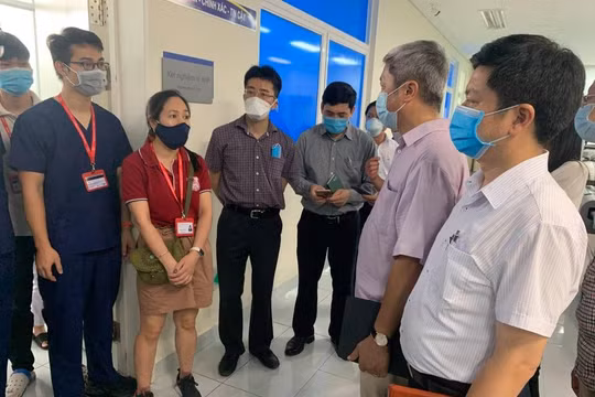 Thứ trưởng Bộ Y tế Nguyễn Trường Sơn kiểm tra công tác điều trị bệnh nhân mắc COVID-19 tại Bệnh viện Đa khoa Trung ương Quảng Nam (Ảnh: Anh Văn)