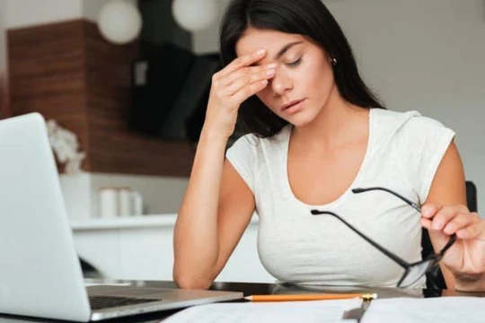Căng thẳng mắt do ngồi máy tính quá lâu (Ảnh - MH) 