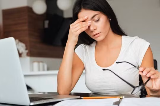 Căng thẳng mắt do ngồi máy tính quá lâu (Ảnh - MH) 