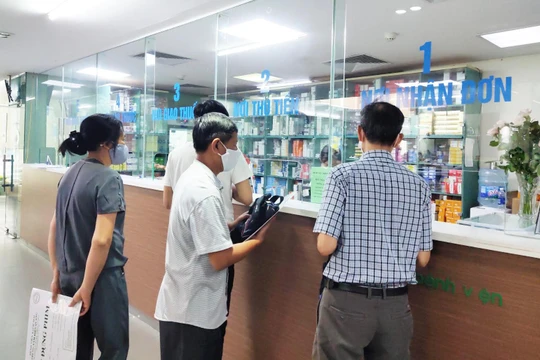 Người dân mua thuốc tại bệnh viện (Ảnh - Minh Thuý) 