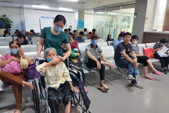 Người dân ngồi chờ khám bệnh tại cơ sở y tế