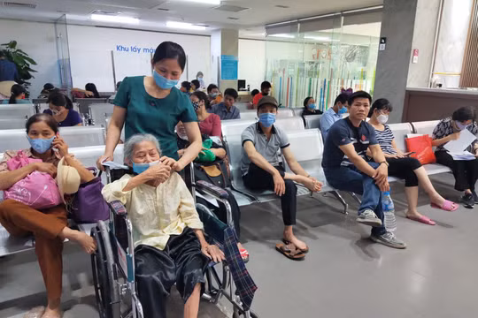 Người dân ngồi chờ khám bệnh tại cơ sở y tế