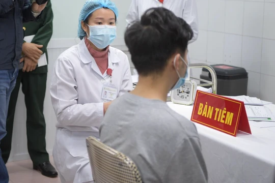 Tình nguyện viên được tiêm thử nghiệm vaccine phòng COVID-19 (Ảnh: Minh Thuý) 