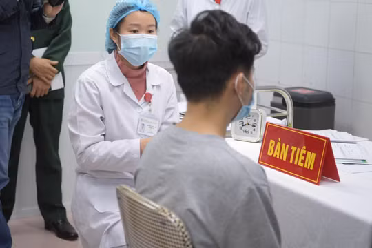 Tình nguyện viên được tiêm thử nghiệm vaccine phòng COVID-19 (Ảnh: Minh Thuý) 