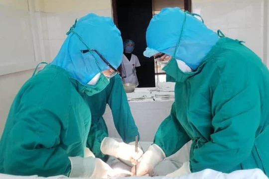 Ca mổ đẻ cho sản phụ N.T.H. tại Bệnh viện Đa khoa huyện Thạch Thất (Ảnh: BVCC)