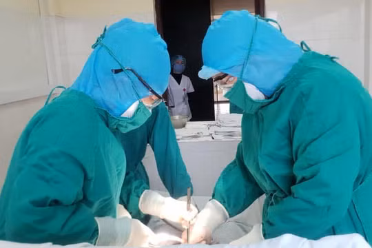 Ca mổ đẻ cho sản phụ N.T.H. tại Bệnh viện Đa khoa huyện Thạch Thất (Ảnh: BVCC)