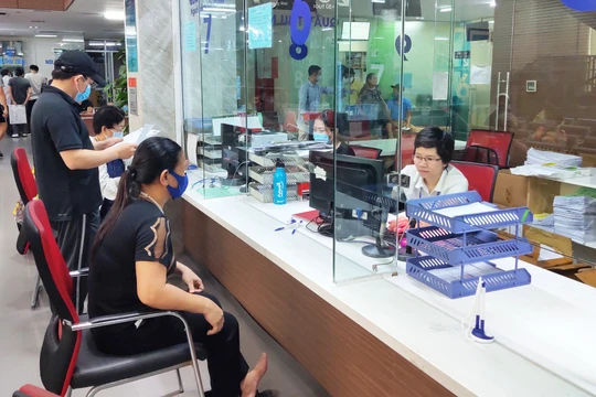 Người dân thanh toán viện phí tại bệnh viện (Ảnh - Minh Thuý) 