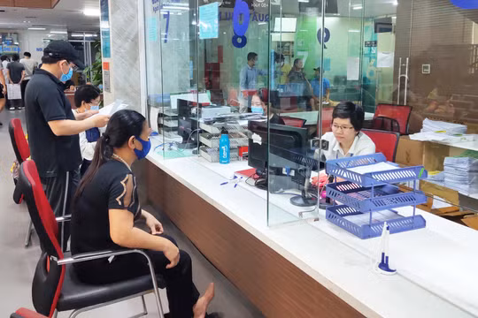 Người dân thanh toán viện phí tại bệnh viện (Ảnh - Minh Thuý) 