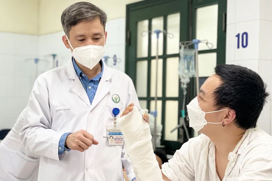 PGS.TS.TTƯT Nguyễn Mạnh Khánh thăm khám cho bệnh nhân sau phẫu thuật (Ảnh - BVCC)