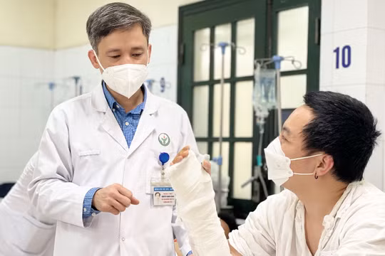 PGS.TS.TTƯT Nguyễn Mạnh Khánh thăm khám cho bệnh nhân sau phẫu thuật (Ảnh - BVCC)