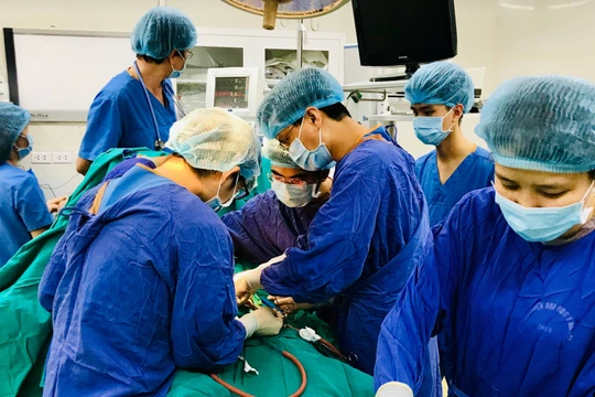 Các bác sĩ phẫu thuật cấp cứu cho bệnh nhân (Ảnh - BVCC) 