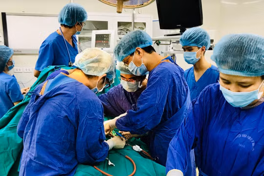 Các bác sĩ phẫu thuật cấp cứu cho bệnh nhân (Ảnh - BVCC) 