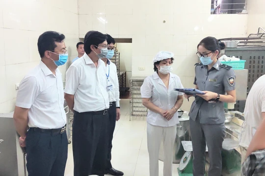 Đoàn kiểm tra an toàn thực phẩm tại một cơ sở sản xuất bánh trung thu (Ảnh: Minh Thuý) 